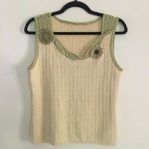 CUTE vintage knit tank w/crochet flower detail, Sz sm/med, perfect condition